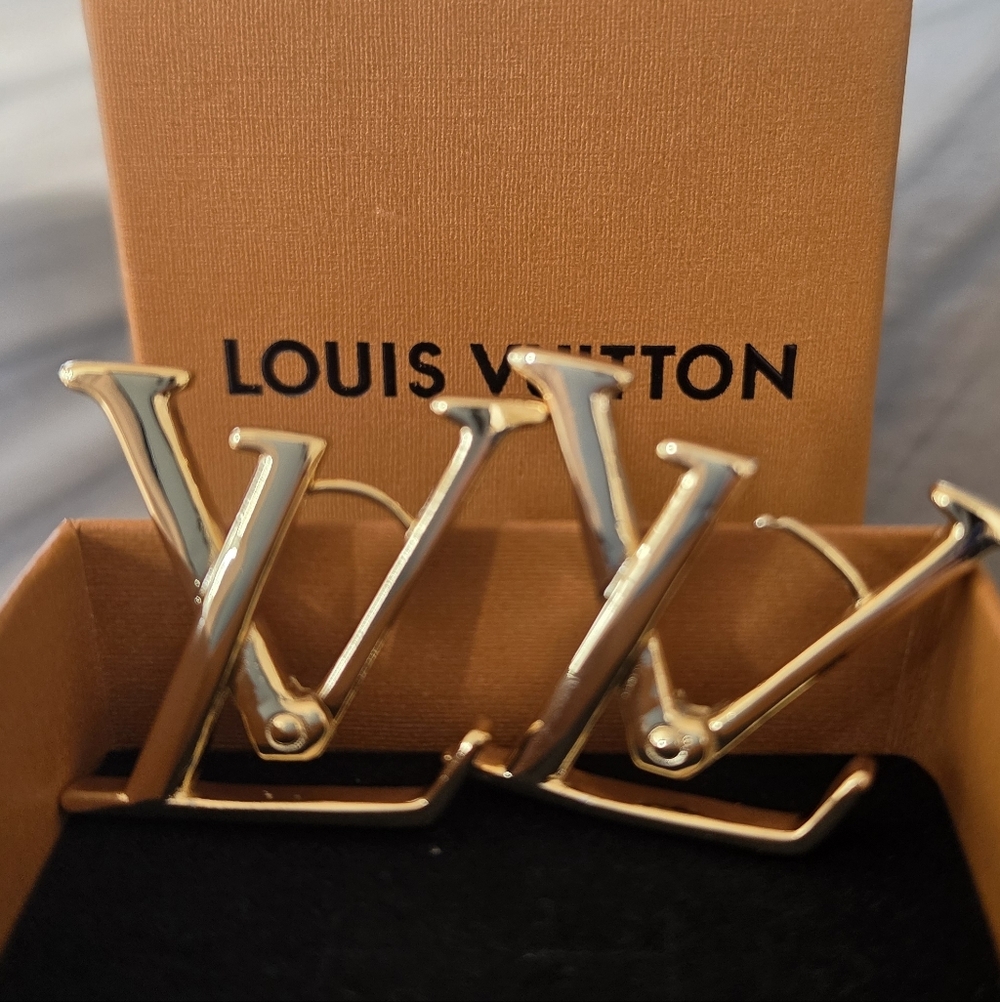 LUXURY brand Gold Initial Earrings 👌🔥🩷💋💥✨️Comes W/Gift🎁STUNNING💣 - Picture 2 of 6